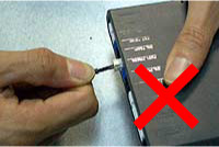 Do not pull on the wire part without pressing the lock on the connector.